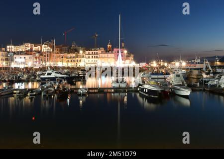 Boote liegen im Hafen von Pozzuoli, einer Stadt in der Provinz Neapel, Italien, vor. Stockfoto