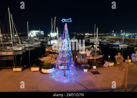 Boote liegen im Hafen von Pozzuoli, einer Stadt in der Provinz Neapel, Italien, vor. Stockfoto