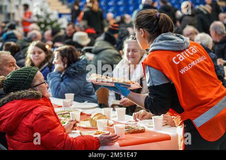 Sopot, Polen. 24. Dezember 2022. Am 24. Dezember 2022 nahmen mehr als 300 Personen an der Weihnachtsfeier in Sopot (Polen) Teil. Die christliche Wohltätigkeitsorganisation Caritas Polens organisierte ein traditionelles polnisches Weihnachtsessen. Die Leute teilten sich eine besondere Waffel, wenn sie Weihnachtsgrüße austauschten. Obdachlose und Arme wurden mit traditionellen polnischen Bigos, Pierogi, Fisch, Brot und Kuchen begrüßt. (Foto: Vadim Pacajev/Sipa USA) Guthaben: SIPA USA/Alamy Live News Stockfoto