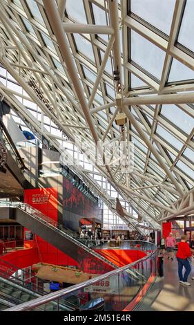 Ein fünfstöckiges Atrium dominiert die Rock and Roll Hall of Fame. Ein Souvenirladen und Café befinden sich auf Straßenebene, Museumsausstellungen auf den unteren und oberen Ebenen. Stockfoto