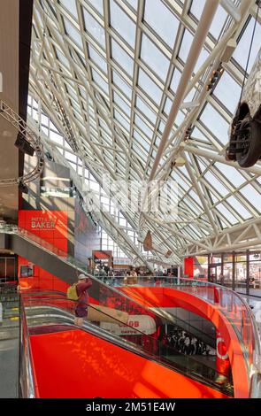 Ein fünfstöckiges Atrium dominiert die Rock and Roll Hall of Fame. Ein Souvenirladen und Café befinden sich auf Straßenebene, Museumsausstellungen auf den unteren und oberen Ebenen. Stockfoto