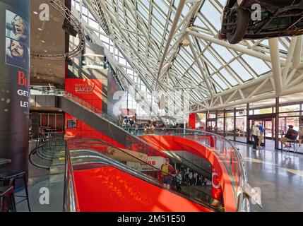 Ein fünfstöckiges Atrium dominiert die Rock and Roll Hall of Fame. Ein Souvenirladen und Café befinden sich auf Straßenebene, Museumsausstellungen auf den unteren und oberen Ebenen. Stockfoto