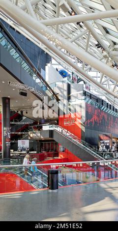 Ein fünfstöckiges Atrium dominiert die Rock and Roll Hall of Fame. Ein Souvenirladen und Café befinden sich auf Straßenebene, Museumsausstellungen auf den unteren und oberen Ebenen. Stockfoto