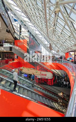 Ein fünfstöckiges Atrium dominiert die Rock and Roll Hall of Fame. Ein Souvenirladen und Café befinden sich auf Straßenebene, Museumsausstellungen auf den unteren und oberen Ebenen. Stockfoto