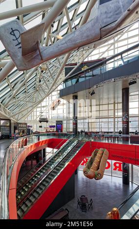 Ein fünfstöckiges Atrium dominiert die Rock and Roll Hall of Fame. Ein Souvenirladen und Café befinden sich auf Straßenebene, Museumsausstellungen auf den unteren und oberen Ebenen. Stockfoto