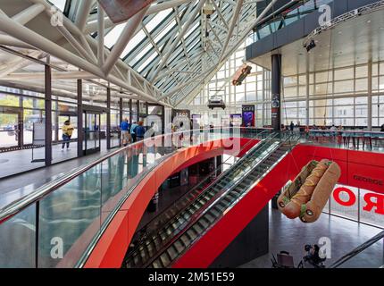 Ein fünfstöckiges Atrium dominiert die Rock and Roll Hall of Fame. Ein Souvenirladen und Café befinden sich auf Straßenebene, Museumsausstellungen auf den unteren und oberen Ebenen. Stockfoto