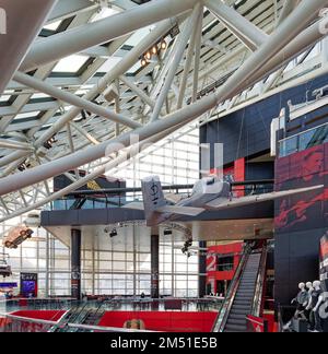 Ein fünfstöckiges Atrium dominiert die Rock and Roll Hall of Fame. Ein Souvenirladen und Café befinden sich auf Straßenebene, Museumsausstellungen auf den unteren und oberen Ebenen. Stockfoto