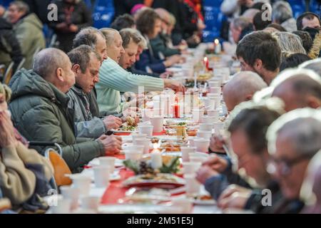 Sopot, Polen. 24. Dezember 2022. Am 24. Dezember 2022 nahmen mehr als 300 Personen an der Weihnachtsfeier in Sopot (Polen) Teil. Die christliche Wohltätigkeitsorganisation Caritas Polens organisierte ein traditionelles polnisches Weihnachtsessen. Die Leute teilten sich eine besondere Waffel, wenn sie Weihnachtsgrüße austauschten. Obdachlose und Arme wurden mit traditionellen polnischen Bigos, Pierogi, Fisch, Brot und Kuchen begrüßt. (Foto: Vadim Pacajev/Sipa USA) Guthaben: SIPA USA/Alamy Live News Stockfoto