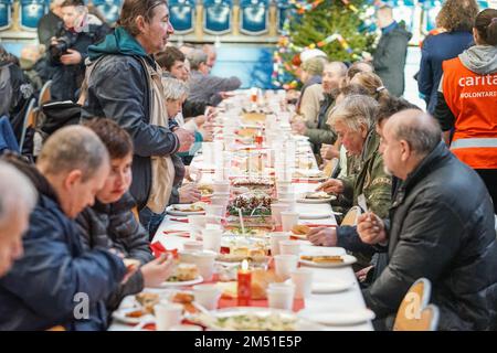 Sopot, Polen. 24. Dezember 2022. Am 24. Dezember 2022 nahmen mehr als 300 Personen an der Weihnachtsfeier in Sopot (Polen) Teil. Die christliche Wohltätigkeitsorganisation Caritas Polens organisierte ein traditionelles polnisches Weihnachtsessen. Die Leute teilten sich eine besondere Waffel, wenn sie Weihnachtsgrüße austauschten. Obdachlose und Arme wurden mit traditionellen polnischen Bigos, Pierogi, Fisch, Brot und Kuchen begrüßt. (Foto: Vadim Pacajev/Sipa USA) Guthaben: SIPA USA/Alamy Live News Stockfoto