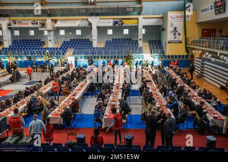 Sopot, Polen. 24. Dezember 2022. Am 24. Dezember 2022 nahmen mehr als 300 Personen an der Weihnachtsfeier in Sopot (Polen) Teil. Die christliche Wohltätigkeitsorganisation Caritas Polens organisierte ein traditionelles polnisches Weihnachtsessen. Die Leute teilten sich eine besondere Waffel, wenn sie Weihnachtsgrüße austauschten. Obdachlose und Arme wurden mit traditionellen polnischen Bigos, Pierogi, Fisch, Brot und Kuchen begrüßt. (Foto: Vadim Pacajev/Sipa USA) Guthaben: SIPA USA/Alamy Live News Stockfoto