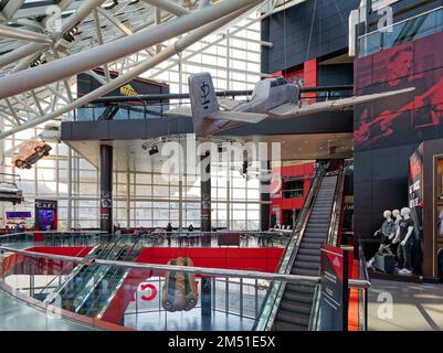 Ein fünfstöckiges Atrium dominiert die Rock and Roll Hall of Fame. Ein Souvenirladen und Café befinden sich auf Straßenebene, Museumsausstellungen auf den unteren und oberen Ebenen. Stockfoto