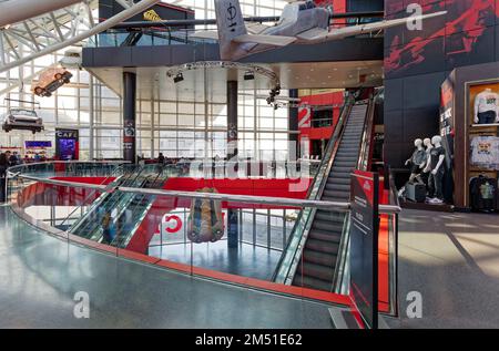 Ein fünfstöckiges Atrium dominiert die Rock and Roll Hall of Fame. Ein Souvenirladen und Café befinden sich auf Straßenebene, Museumsausstellungen auf den unteren und oberen Ebenen. Stockfoto