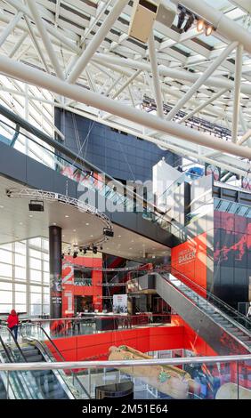 Ein fünfstöckiges Atrium dominiert die Rock and Roll Hall of Fame. Ein Souvenirladen und Café befinden sich auf Straßenebene, Museumsausstellungen auf den unteren und oberen Ebenen. Stockfoto