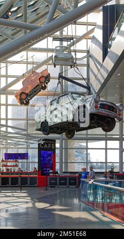 Ein fünfstöckiges Atrium dominiert die Rock and Roll Hall of Fame. Ein Souvenirladen und Café befinden sich auf Straßenebene, Museumsausstellungen auf den unteren und oberen Ebenen. Stockfoto