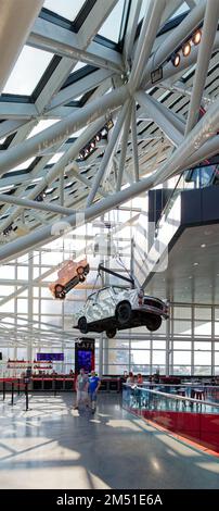 Ein fünfstöckiges Atrium dominiert die Rock and Roll Hall of Fame. Ein Souvenirladen und Café befinden sich auf Straßenebene, Museumsausstellungen auf den unteren und oberen Ebenen. Stockfoto