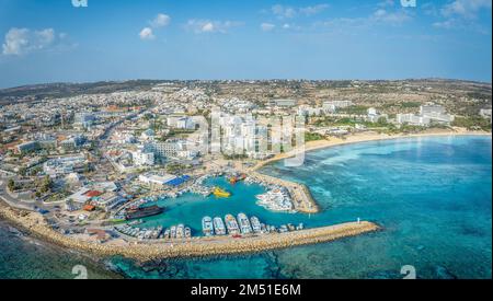 Landschaft mit Ayia Napa Strand und Hafen, Zypern Stockfoto