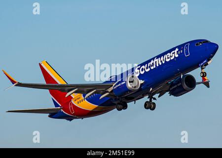 Ein 737-Max8 N8756S-Flugzeug aus dem Südwesten startet am Phoenix Sky Harbor Airport, USA Stockfoto