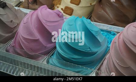 Eine Reihe verschiedener Geschmacksrichtungen und Farben von italienischem Gourmet-Eis Stockfoto