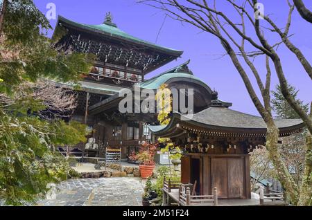 Daishō-in oder Daisyō-in ist ein historischer japanischer Tempelkomplex mit vielen Schreinen und Statuen auf dem Berg Misen, Insel Itsukushima, Japan. Stockfoto