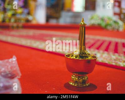 Die goldene Wasserschale für die buddhistischen Perlen in Thungsaliam, Sukhothai, Thailand. Stockfoto