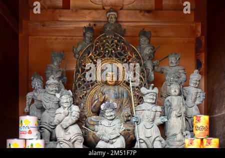 Buddhistische Skulpturen im Daisho-in-Tempel, Miyajima Island, Itsukushima, Präfektur Hiroshima, Japan. Stockfoto