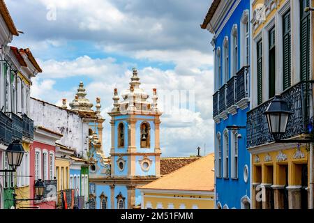 Farbenfrohe Fassaden alter Häuser und historische Kirche im Viertel Pelourinho in Salvador, Bahia Stockfoto