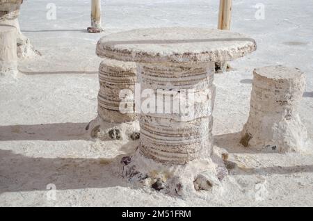 Tisch und Stühle aus Salz im Salinas Grandes in Jujuy, Argentinien. Stockfoto