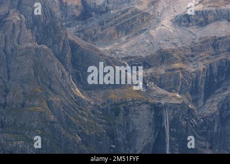 Blick auf die berühmten Gavarnie-Wasserfälle in den französischen Pyrenäen im extremen Gelände mit massiven Felswänden, Nouvelle-Aquitaine, Frankreich Stockfoto