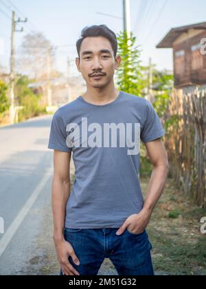 Mann mit grauem T-Shirt Stockfoto