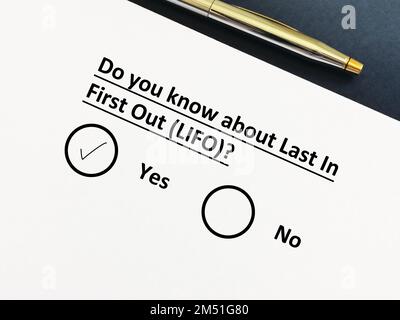 Eine Person beantwortet die Frage zur Beschaffung. Er weiß über Last in First Out (LIFO) Bescheid. Stockfoto