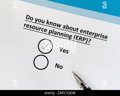 Eine Person beantwortet die Frage zur Beschaffung. Er kennt sich mit Enterprise Resource Planning (ERP) aus. Stockfoto