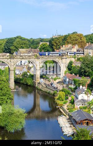 Knaresborough Viadukt über den Fluss Nidd mit einem Zug, der in den Bahnhof von Knaresborough North Yorkshire England GB Europa fährt Stockfoto