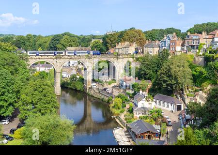 Knaresborough Viadukt über den Fluss Nidd mit Zug auf dem Viadukt vor der Einfahrt in den Bahnhof Knaresborough North Yorkshire England UK GB Europe Stockfoto