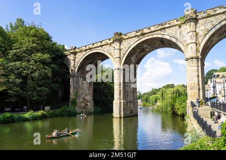 Knaresborough Viadukt über den Fluss Nidd mit Menschen in einem gemieteten Boot, die unter den Bögen in Knaresborough North Yorkshire England GB Europa rudern Stockfoto