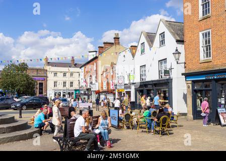 Die Menschen in Knaresborough North Yorkshire saßen vor einem Café im Knaresborough Market Place Knaresborough Yorkshire England GB Europa Stockfoto