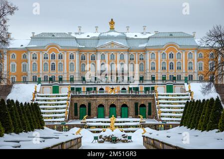 PETERHOF, RUSSLAND - 12. FEBRUAR 2022: Blick auf den Großen Palast und den Samson-Brunnen. Peterhof Stockfoto