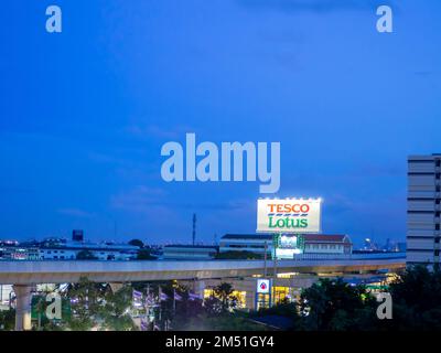 Bangkok, Thailand - Juni 1 2021 : Lotus Logo und Nachtstadt Stockfoto