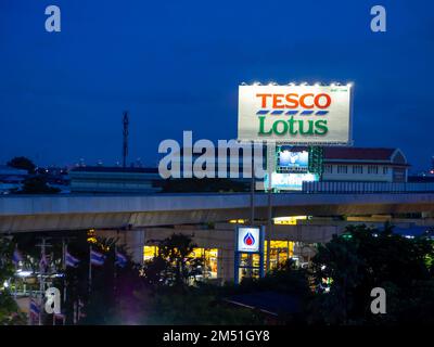 Bangkok, Thailand - Juni 1 2021 : Lotus Logo und Nachtstadt Stockfoto