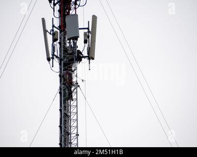 Techniker, der am Signalturm arbeitet Stockfoto
