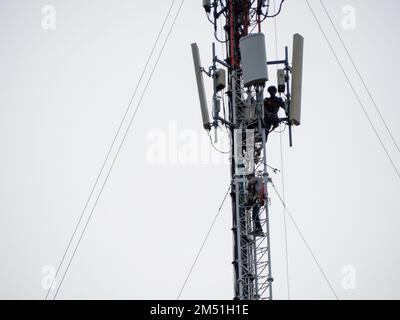 Techniker, der am Signalturm arbeitet Stockfoto