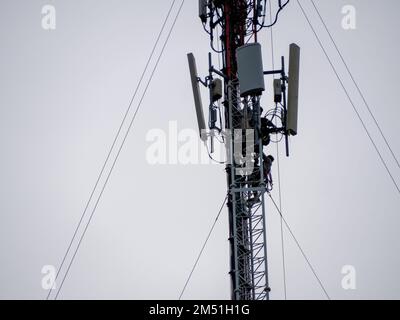 Techniker, der am Signalturm arbeitet Stockfoto