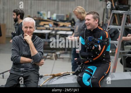 Regisseur James Cameron und Schauspieler Sam Worthington hinter den Kulissen der 20. Century Studios „Avatar: The Way of Water“ (2022). Foto: Mark Fellman/20. Century Studios. Stockfoto