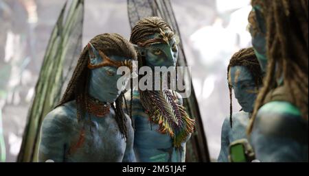 (L-R): Neteyam (Jamie Flatters), Neytiri (Zoe Saldana), Lo’ak (Britain Dalton) und Jake Sully (Sam Worthington) im AVATAR der Studios des 20. Jahrhunderts: DER WEG DES WASSERS. Foto: 20. Century Studios. Stockfoto