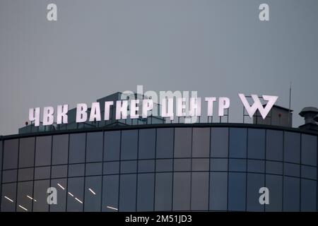 Sankt Petersburg, Russland. 24. Dezember 2022. Das Logo des PMC (Private Military Company) Wagner Center ist auf einem neuen Gebäude zu sehen. PMC Wagner Center begann seine Arbeit in St. Petersburg. Tatsächlich ein großes Bürogebäude, in dem sie den Medien, Bloggern, Entwicklern militärischer Technologien, Organisationen für patriotische Bildung und militärische Ausbildung freien Platz bieten. Das Projekt wird von dem berüchtigten Wagner PMC (obwohl es in Russland keine legitimen PMCs gibt) und dem Geschäftsmann Yevgeny Prigozhin beaufsichtigt. (Kreditbild: © Maksim Konstantinov/SOPA Images via ZUMA Press Wire) Stockfoto