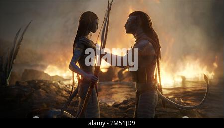 (L-R): Neytiri (Zoe Saldana) und Jake Sully (Sam Worthington) im AVATAR der Studios des 20. Jahrhunderts: DER WEG DES WASSERS. Foto: 20. Century Studios. Stockfoto