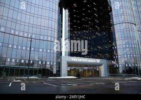 Sankt Petersburg, Russland. 24. Dezember 2022. Das Logo des PMC (Private Military Company) Wagner Center ist auf einem neuen Gebäude zu sehen. PMC Wagner Center begann seine Arbeit in St. Petersburg. Tatsächlich ein großes Bürogebäude, in dem sie den Medien, Bloggern, Entwicklern militärischer Technologien, Organisationen für patriotische Bildung und militärische Ausbildung freien Platz bieten. Das Projekt wird von dem berüchtigten Wagner PMC (obwohl es in Russland keine legitimen PMCs gibt) und dem Geschäftsmann Yevgeny Prigozhin beaufsichtigt. (Kreditbild: © Maksim Konstantinov/SOPA Images via ZUMA Press Wire) Stockfoto