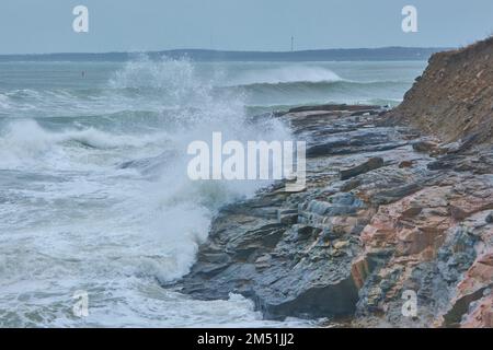 Massive Wellen schlagen die Küste nahe Glace Bay Cape Breton nach einem Atlantiksturm Ende Dezember an. Stockfoto