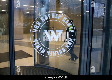 Sankt Petersburg, Russland. 24. Dezember 2022. Das Logo des PMC (Private Military Company) Wagner Center ist auf einem neuen Gebäude zu sehen. PMC Wagner Center begann seine Arbeit in St. Petersburg. Tatsächlich ein großes Bürogebäude, in dem sie den Medien, Bloggern, Entwicklern militärischer Technologien, Organisationen für patriotische Bildung und militärische Ausbildung freien Platz bieten. Das Projekt wird von dem berüchtigten Wagner PMC (obwohl es in Russland keine legitimen PMCs gibt) und dem Geschäftsmann Yevgeny Prigozhin beaufsichtigt. (Kreditbild: © Maksim Konstantinov/SOPA Images via ZUMA Press Wire) Stockfoto