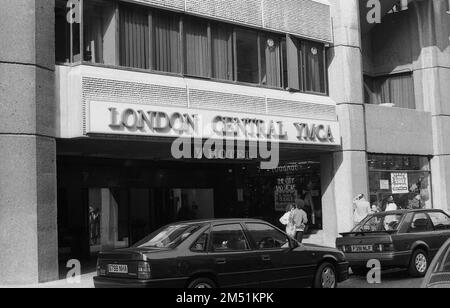 Außenansicht des Eingangs der Tottenham Court Road zum London Central YMCA in London, England am 31. März 1990. Die Organisation wurde 1844 gegründet. Stockfoto