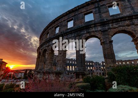 Das Pula Amphitheater bei Sonnenuntergang, auch bekannt als Kolosseum von Pula, ist ein gut erhaltenes römisches Amphitheater in Pula, Istrien, Kroatien. Eine antike Arena der Stockfoto